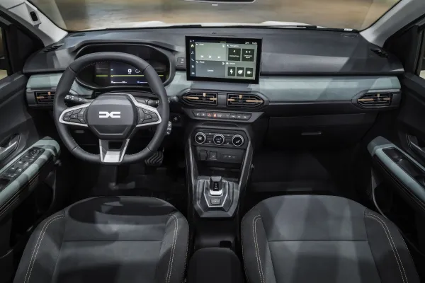 Dacia modernise sa gamme : Sandero, Logan et Jogger adoptent l’hybrid 155 et un style affiné